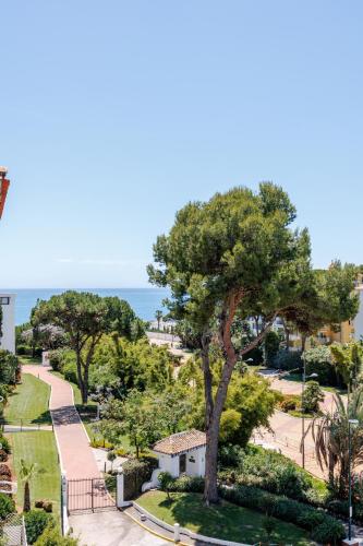 MARBELLA BANUS SUITES - Banús - Playas del Duque - Luxury 3BR - 3BA Penthouse - Huge Outdoor Terrace - Lounge & Outdoor Dining - Partial Sea Views - 35,000 m2 Tropical Gardens - S Pools - Ideal for Families