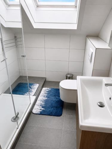 a bathroom with a shower and a toilet and a sink at FeWo Auszeit eigene große Terrasse mit Strandkorb und Grill in Wesel