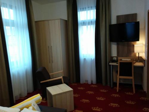 Una televisión o centro de entretenimiento en Wellness Hotel Garni Krone