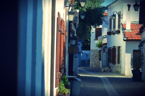 a narrow alley with at Mandalin Pansiyon in Siğacık