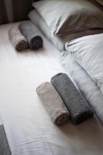 ein Bett mit drei zusammengerollten Handtüchern darauf in der Unterkunft Zunda in Nida