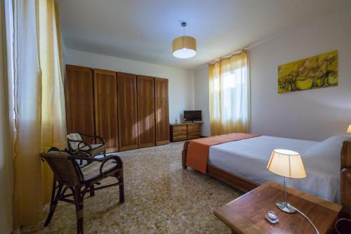 une chambre avec un lit, une chaise et une table dans l'établissement La casa di Eolo, à Villa San Giovanni