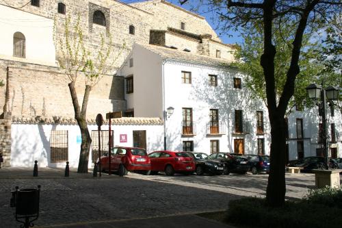 a row of cars parked in front of a building at Hostal Santa María de Úbeda in Úbeda
