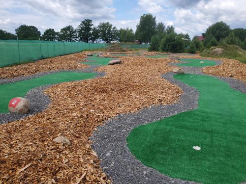 ein Golfplatz mit Kunstrasen und Steinen in der Unterkunft OK Relax in Rybaki