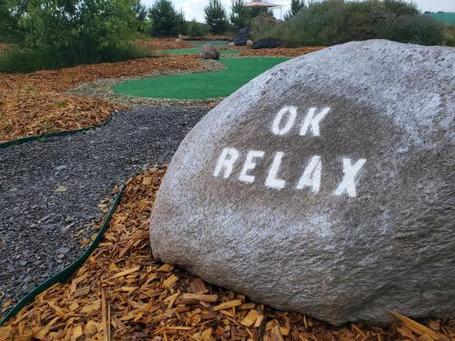Ein Stein mit der Aufschrift „Entspann dich“ in der Unterkunft OK Relax in Rybaki