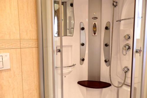 y baño con cabina de ducha y aseo. en MEDDAYS VILLA ROCIO, en Miami Platja