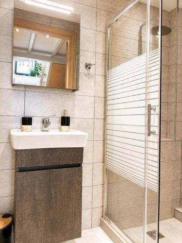 Urban Glow Loft Volos