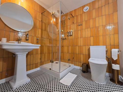 a bathroom with a shower and a toilet and a sink at Hotel i Restauracja Pałacyk Tyrolski in Żyrardów