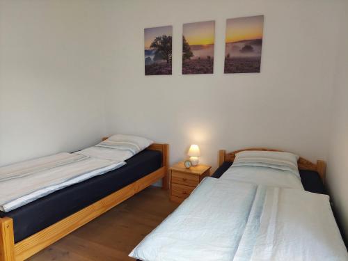 zwei Betten stehen nebeneinander in einem Schlafzimmer in der Unterkunft FeWoMeißner in Wittingen