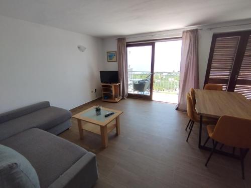 Sea view apartment with terrace near the beach