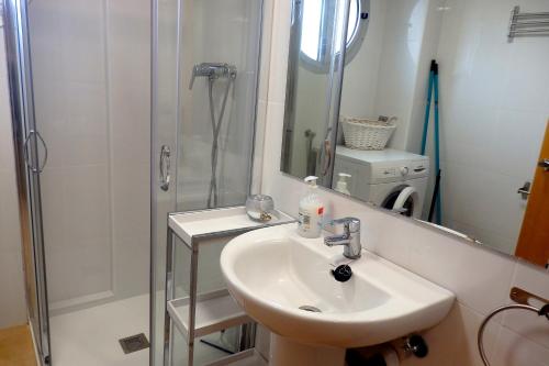 Et badeværelse på MEDDAYS APARTAMENTO MAR DE LAURIA