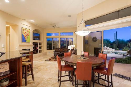 a kitchen and dining room with a table and chairs at Caledonia Dreamin in Phoenix