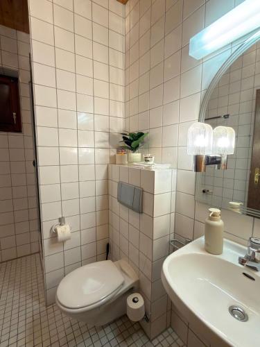 a white bathroom with a toilet and a sink at Monteur Budget Zimmer in Schöppenstedt