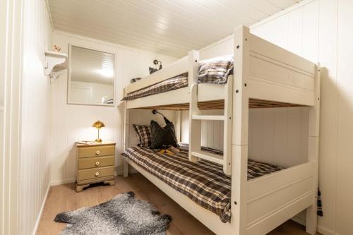 a bedroom with two bunk beds in a room at Villa Fregn in Ljørdalen