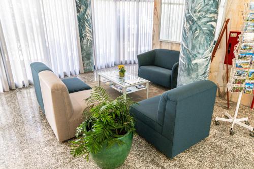 a living room with two chairs and a table at Aparthotel Imperatriz in Funchal