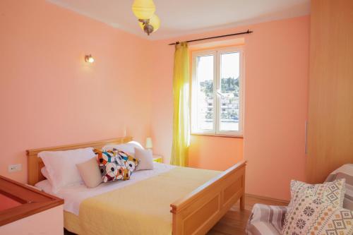 a bedroom with a bed and a window at Apartment Mihovil 308 in Tisno