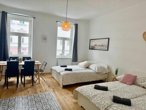 Stylish Renovated Apartment with Free Parking