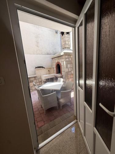 a door leading to a patio with a tub outside at Apartmani Petra i Igor in Makarska