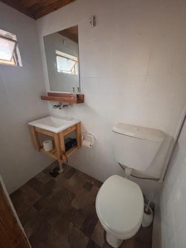 a small bathroom with a toilet and a sink at Casa en Berazategui in Plátanos