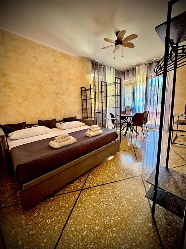 ein Schlafzimmer mit Bett und Deckenventilator in der Unterkunft 3WHome in Rapallo