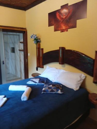 a bedroom with a blue bed with a blue blanket at Pousada Canto do Sossego in Brumadinho