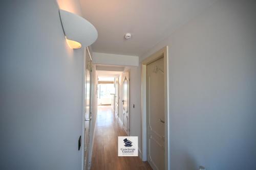 an empty hallway with a door to a room at Drakkar in Wenduine