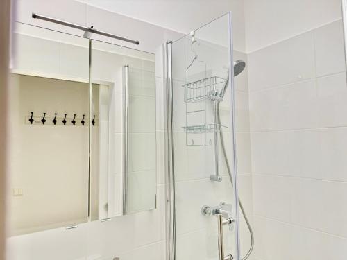 Stylish Renovated Apartment with Free Parking