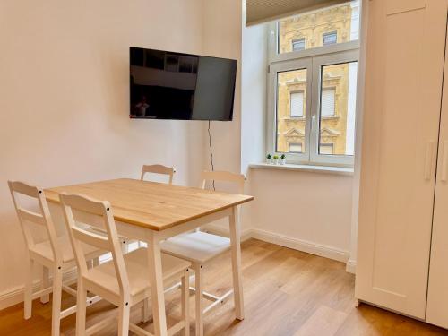 Stylish Renovated Apartment with Free Parking