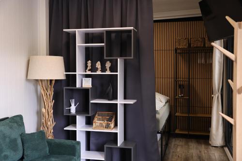 ein Wohnzimmer mit einem weißen Bücherregal in der Unterkunft Glamping L tiny , 2Ferienhäuser mit stillvolles Design und hohem Komfort Sauna Hot Tub in Platten