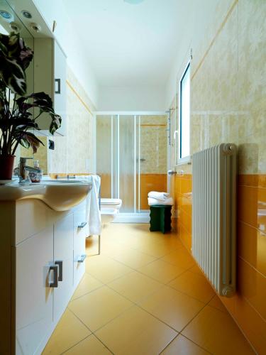 a bathroom with a sink and a bath tub at Sunny View Lake Como Apartment- Trilo in Consiglio di Rumo