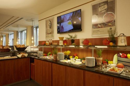 Makanan di atau berdekatan hotel