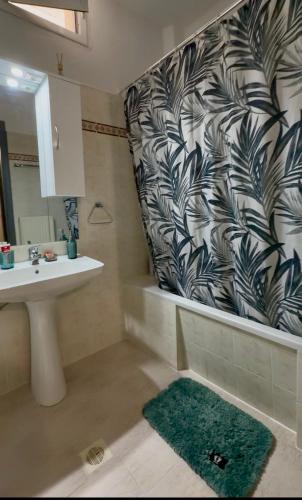 a bathroom with a sink and a bath tub at Mountain & Sea Escape in Leptokarya