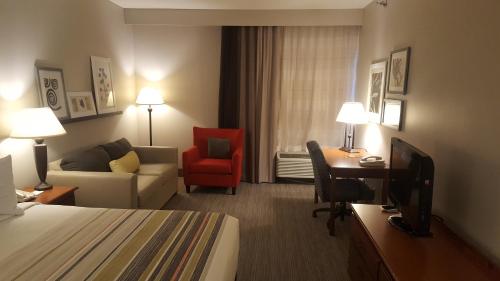 Ein Bett oder Betten in einem Zimmer der Unterkunft Country Inn & Suites by Radisson, Bryant Little Rock , AR