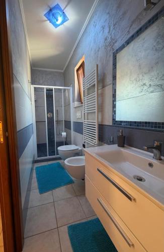 a bathroom with a tub and a toilet and a sink at Villa G&G in Tropea