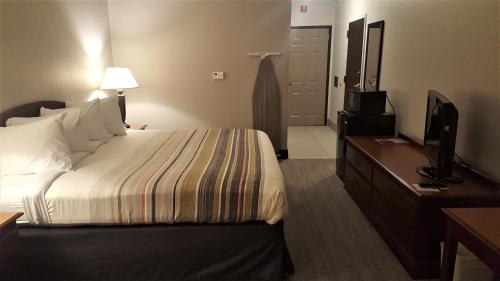 Ein Bett oder Betten in einem Zimmer der Unterkunft Country Inn & Suites by Radisson, Bryant Little Rock , AR