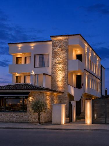 a building with lights on the side of it at Artelier Vama Veche in Vama Veche