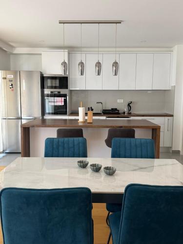 Luxury 2 Bedroom Apartment with Sea View