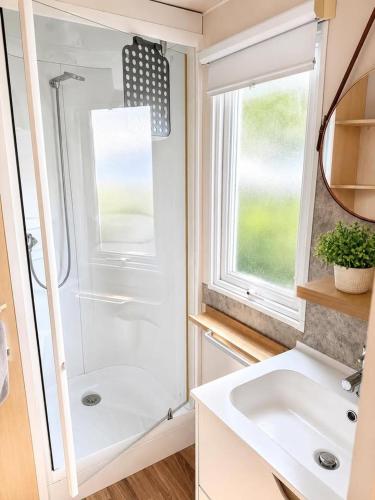 a bathroom with a shower and a sink at Le Cottage D'Oléron, Mer et Animation Camping in Saint-Pierre-dʼOléron