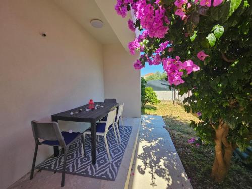 Prostrani apartman pješice do plaže, parking, terasa s mediteranskim biljem
