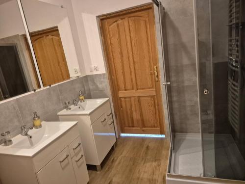 a bathroom with two sinks and a shower at Villa Hillas in Reda