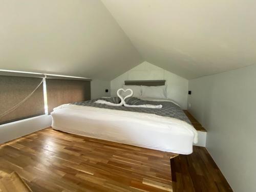 Beach Tiny House - Plot 11 tesisinde bir odada yatak veya yataklar