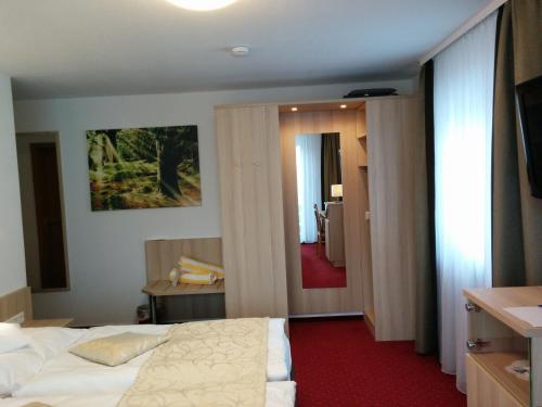 Cama o camas de una habitación en Wellness Hotel Garni Krone