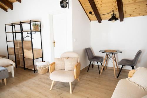 Studio apartment Milica in the stone house near the beach