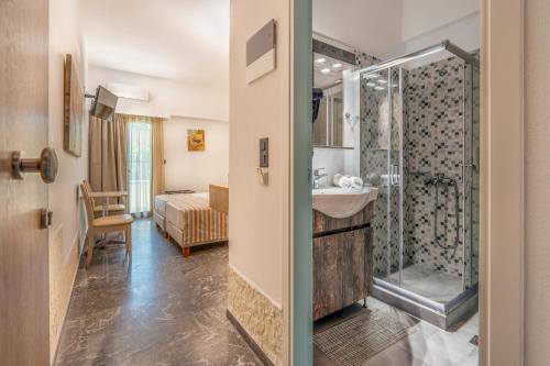 ein Badezimmer mit Dusche und Waschbecken in der Unterkunft Erato Hotel in Kokkíni Khánion