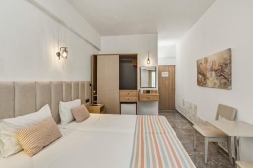 ein Hotelzimmer mit Bett und Schreibtisch in der Unterkunft Erato Hotel in Kokkíni Khánion