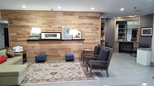 Ein Sitzbereich in der Unterkunft Country Inn & Suites by Radisson, Bryant Little Rock , AR