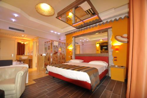 a hotel room with a bed and a bathroom at Hotel Motel 2 in Castel San Giovanni