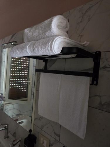 a pile of towels on a towel rack in a bathroom at B & B L'Altropianeta in Spoltore