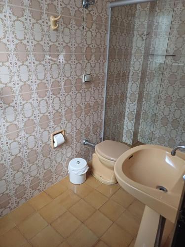 a bathroom with a toilet and a sink and a tub at Mezanino 131 in Ouro Preto