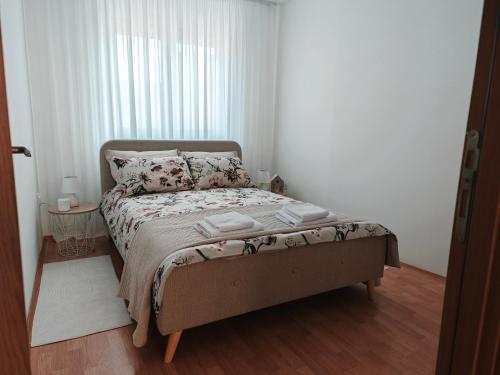 a bedroom with a bed with two towels on it at Stella Verde in Vršac